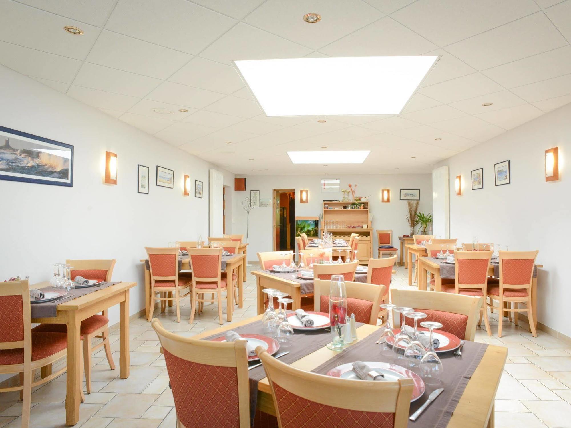 Au P'Tit Quinquin Hotel Le Val-Saint-Pere ภายนอก รูปภาพ